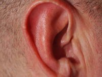 Чому сильно болить усередині вуха і що робити в цьому випадку