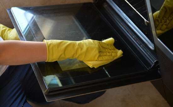 Як можна швидко і дуже просто очистити кухонну плиту