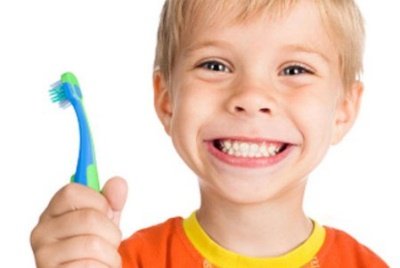 Коли і як починати чистити зуби дитині