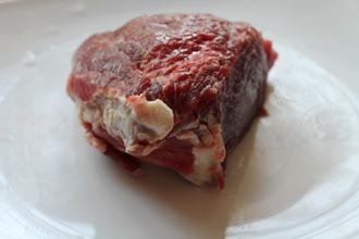 Соковита яловичина з овочами: покроковий кулінарний рецепт