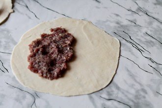 Караїмські пиріжки в мультиварці: покроковий кулінарний рецепт