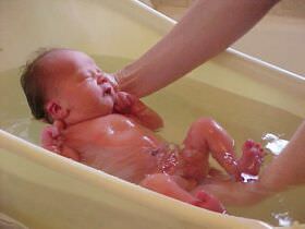 Як правильно купати немовляти