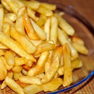 Апетитна картопля фрі в мультиварці – легко і смачно.
