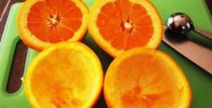 Літній фруктовий салат в апельсинових кошичках