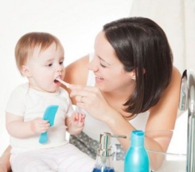 Коли і як починати чистити зуби дитині