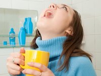 Полоскання горла перекисом водню: показання, рецепти розчинів