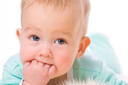 Як ріжуться перші зубки у дитини