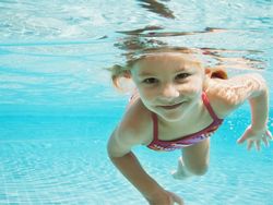 Як вчити дитину плавати