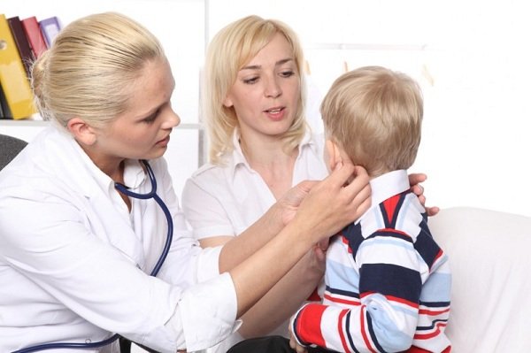 Мокрота в горлі у дітей і дорослих: чого утворюється і як лікувати патологію