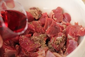 Мясо у вині в мультиварці: покроковий кулінарний рецепт