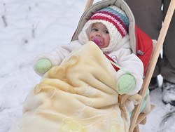 Прогулянки взимку з дитиною: необхідно або небезпечно?
