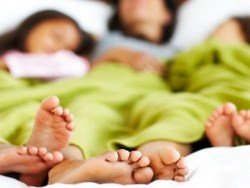 Як можна відучити дитину спати з батьками?