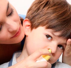 Лікарські препарати та народні засоби від нежитю для дітей