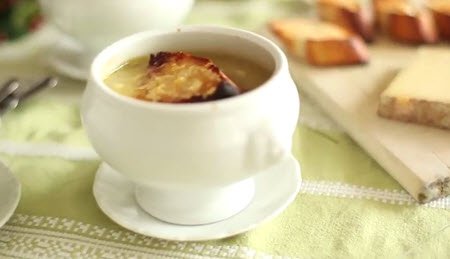 Рецепт знаменитого французького цибульного супу
