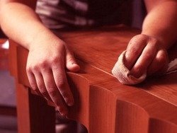 Як видалити подряпину на деревяних меблів