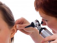 Чому болить вухо і як лікувати його антибіотиками і краплями