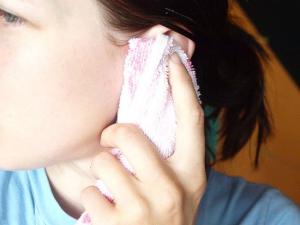 Що робити і як прибрати воду з вуха після купання