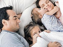 Як відучити дитину спати разом з батьками?