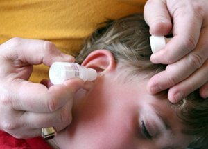 Для дітей і дорослих: протизапальні краплі вушні