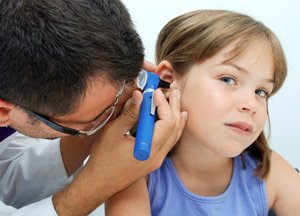 Чому болить вухо і як лікувати його антибіотиками і краплями