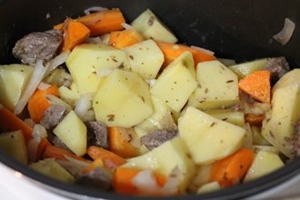 Яловичина з картоплею в мультиварці: покроковий кулінарний рецепт