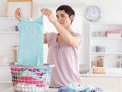 Як вивести плями поту з одягу домашніми засобами