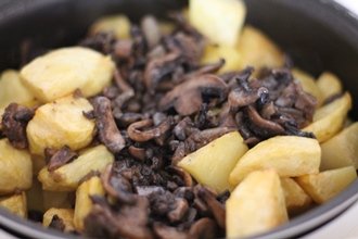 Мясо з грибами і картоплею в мультиварці: покроковий кулінарний рецепт