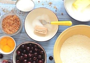 Пиріг з вишнями в мультиварці: покроковий кулінарний рецепт