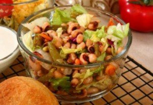 Як приготувати дієтичний салат з квасолею?
