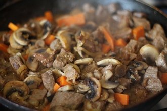 Тушковане мясо з грибами: покроковий кулінарний рецепт