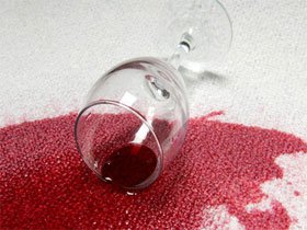 Як позбутися плями з тканини від вина в домашніх умовах