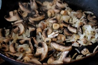 Мясо з грибами і картоплею в мультиварці: покроковий кулінарний рецепт