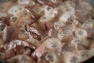 Тушковане мясо з грибами: покроковий кулінарний рецепт