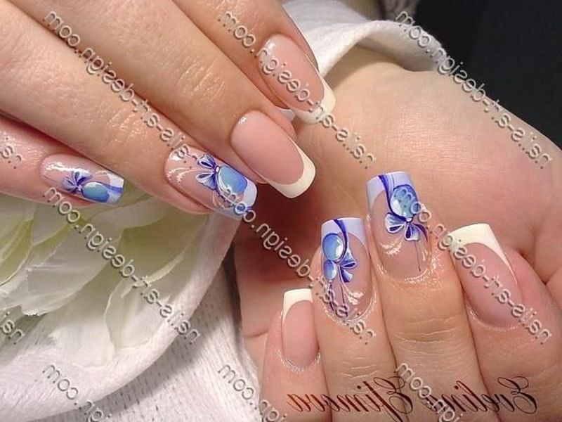 Дизайн нігтів білий френч з малюнком