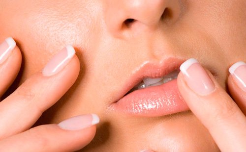 Як лікувати обвітрені губи