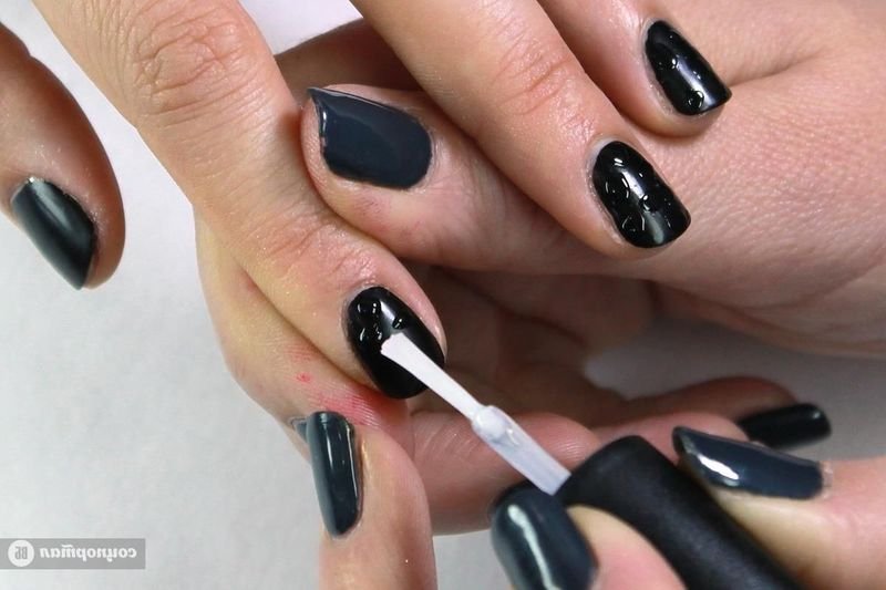 Дизайн нігтів в чорному кольорі фото