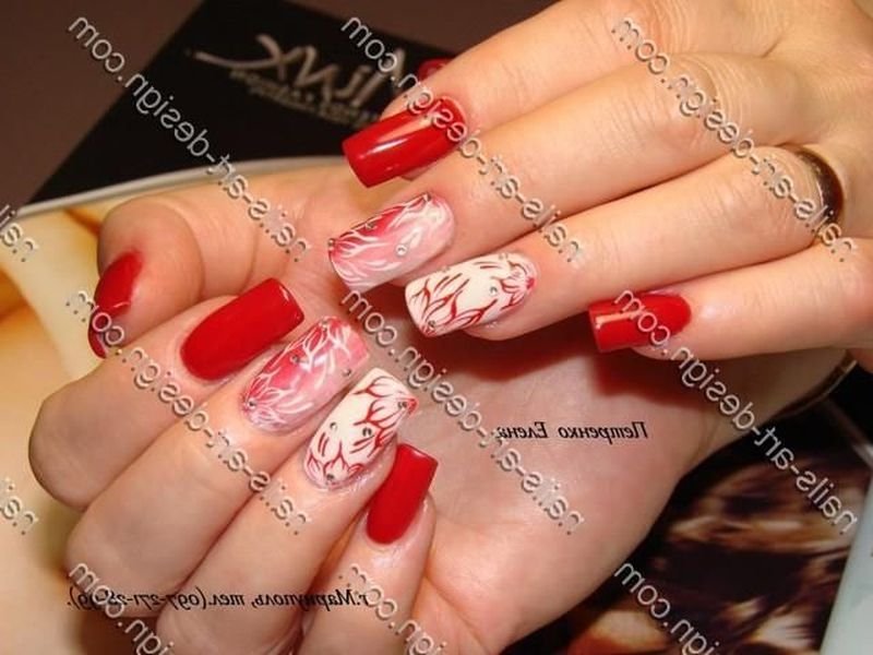 Дизайн нігтів червоний френч фото