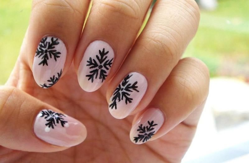 Малюнки на нігтях сніжинки фото