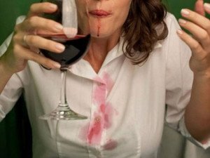 Як вивести пляму від червоного вина