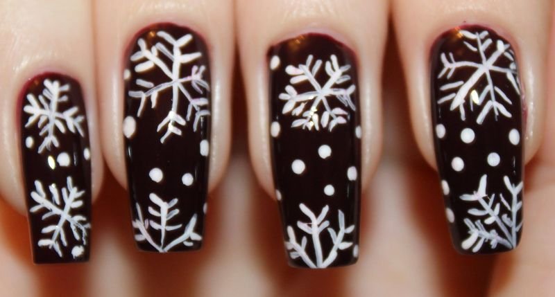 Новорічний дизайн нігтів зі сніжинками