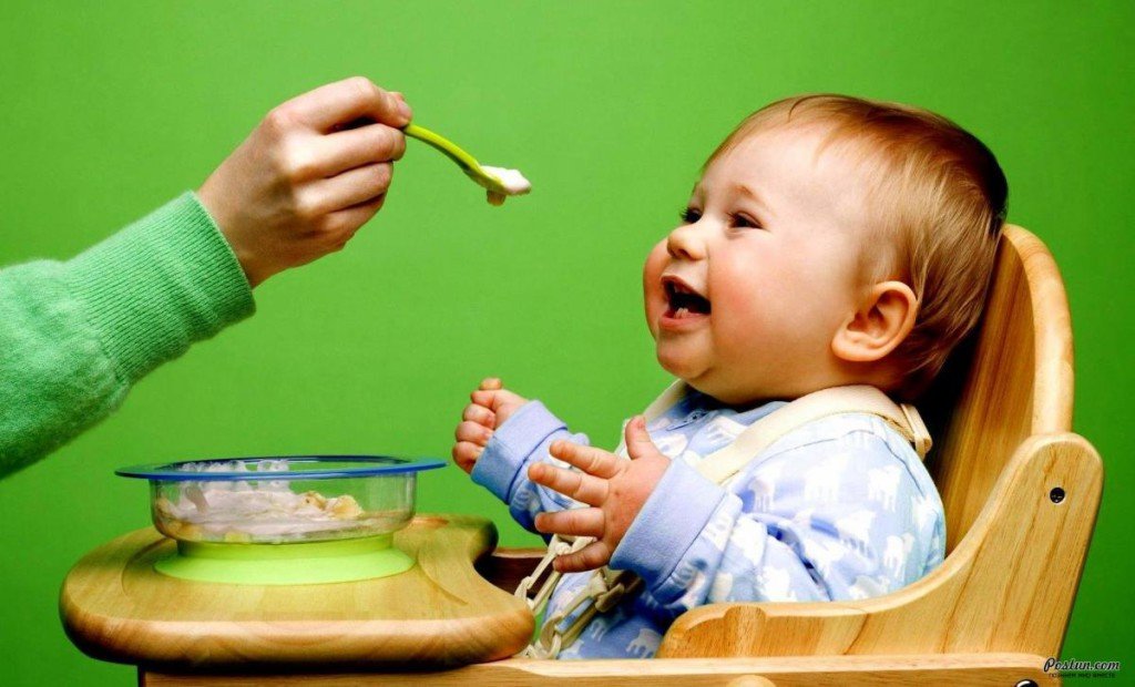 Харчування дитини до року: свій або з баночок?