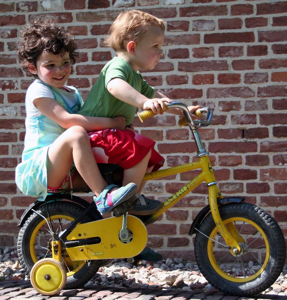 Як навчити дитину їздити на велосипеді