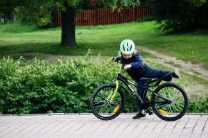 Як навчити дитину кататися на двоколісному велосипеді