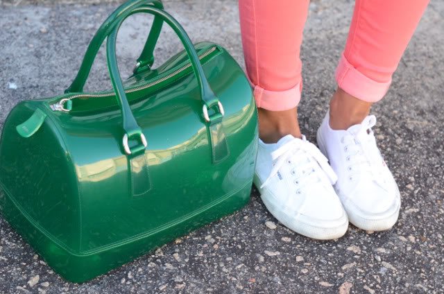 З чим носити зелену сумку? Підбираємо вбрання