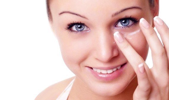 Як правильно доглядати за шкірою навколо очей