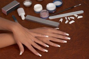 Які засоби та прилади, необхідні для нарощування нігтів?