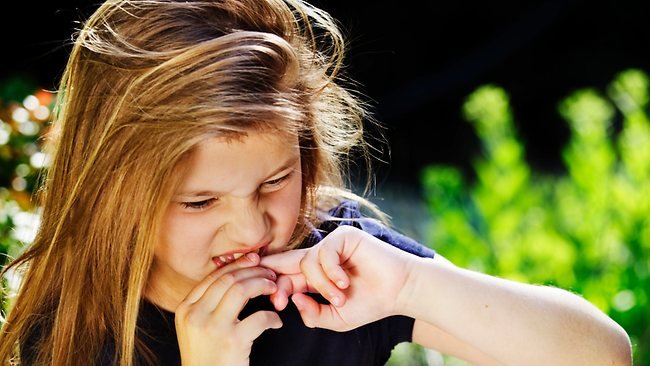 Як відучити дитину гризти нігті? 7 кращих методів складених психологами