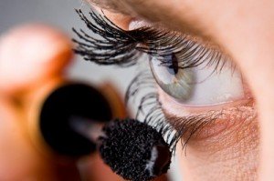 Як правильно фарбувати очі тушшю