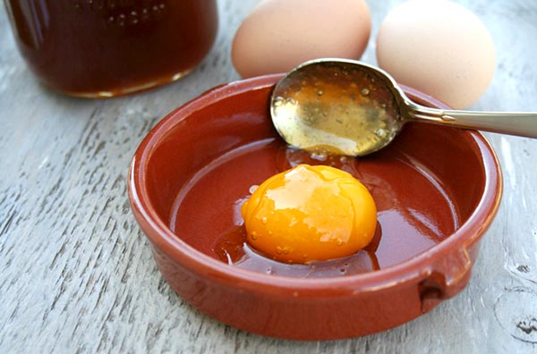 Маски для волосся з медом і яйцем: 5 кращих рецептів