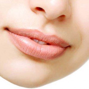 Тріщини на губах: причини, лікування, мазі та препарати.